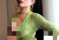 Video wanita berkebaya hijau tengah viral di medsos. Foto: Twitter