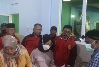 Ketua IKBSS Kota Batam Rizan Nika Astaga melihat secara langsung sunatan massal. Foto: INIKEPRI.COM 