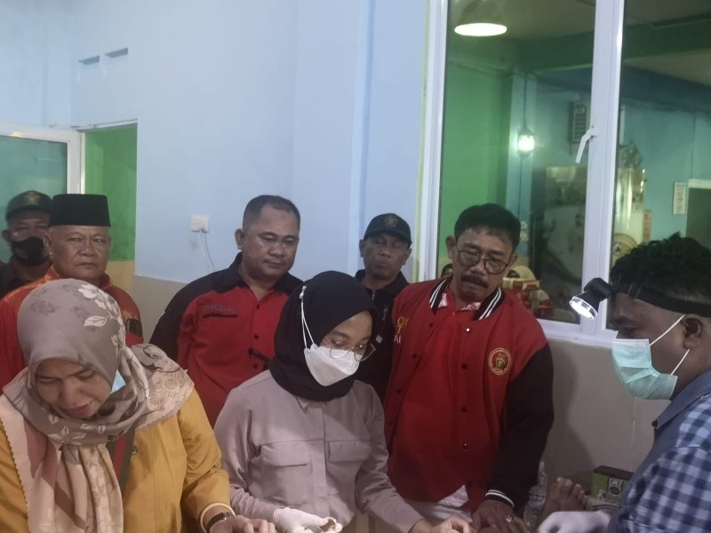 Ketua IKBSS Kota Batam Rizan Nika Astaga melihat secara langsung sunatan massal. Foto: INIKEPRI.COM 