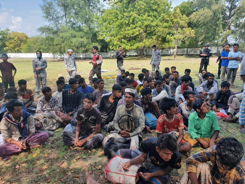 Stasiun Badan Keamanan Laut (Bakamla) Banda Aceh, turut membantu evakuasi penumpang kapal terdampar yang membawa penumpang imigran ilegal Suku Rohingya asal Myanmar. Kapal kayu tersebut karam di Pantai Desa Ladong, Aceh Besar, Minggu (25/12/2022). Foto:Humas Bakamla 