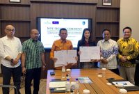 Gubernur Kepulauan Riau H. Ansar Ahmad seusai menadatangani MoU rencana proyek pembangunan Pembangkit Listrik Tenaga Surya (PLTS). Foto: Diskominfo Kepri