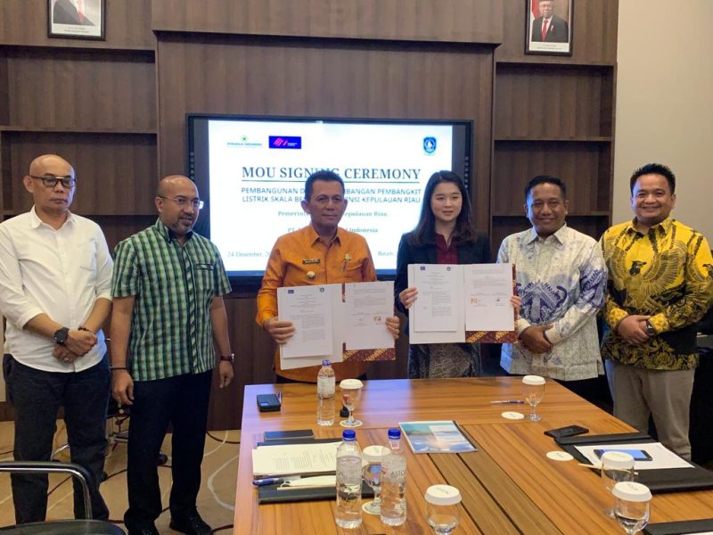 Gubernur Kepulauan Riau H. Ansar Ahmad seusai menadatangani MoU rencana proyek  pembangunan Pembangkit Listrik Tenaga Surya (PLTS). Foto: Diskominfo Kepri 