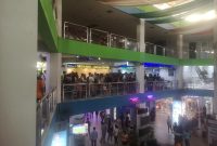 Penumpang yang hendak ke Singapura melalui Pelabuhan Internasional Batam Center Membludak pada Senin 26 Desember 2022. Foto: INIKEPRI.COM 