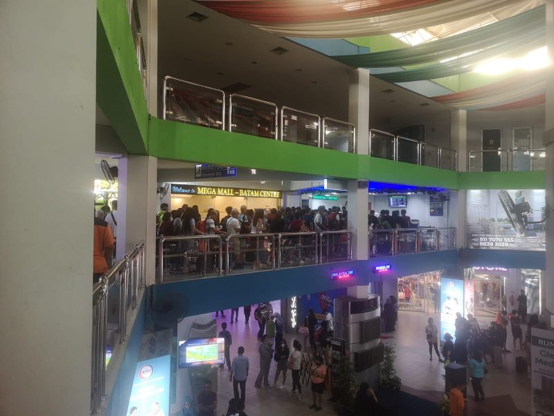 Penumpang yang hendak ke Singapura melalui Pelabuhan Internasional Batam Center Membludak pada Senin 26 Desember 2022. Foto: INIKEPRI.COM 