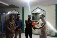 Anggota DPRD Kepri fraksi PKS Muhammad Syahid Ridho didampingi ketua DPC PKS Kecamatan Belakangpadang Muhamad Kadri S.HI MH menyerahkan bantuan mobil jenazah di Masjid Nurul Ihsan Belakang Padang, Minggu (25/12/2022) malam. Foto: Istimewa 