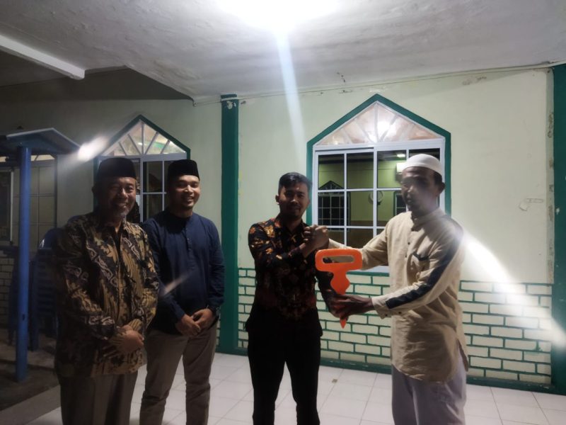 Anggota DPRD Kepri fraksi PKS Muhammad Syahid Ridho didampingi ketua DPC PKS Kecamatan Belakangpadang Muhamad Kadri S.HI MH menyerahkan bantuan mobil jenazah di Masjid Nurul Ihsan Belakang Padang, Minggu (25/12/2022) malam. Foto: Istimewa 