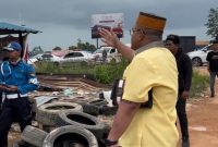 Direktur PT KAMMY Izzy Samsu Marsin meninjau lokasi lahan yang ditertibkan tim terpadu. Foto: INIKEPRI.COM 