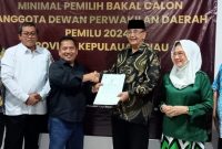 Ismeth Abdullah didampingi istri Aida Ismeth beserta rombongan sebanyak 30 orang mendatangi KPU Provinsi Kepri untuk menyerahkan Syarat Dukungan Minimal sebagai Bakal Calon DPD RI, Rabu 28 Desember 2022. Foto : Istimewa 
