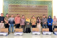 Wali Kota Rahma Serahkan Bantuan Hibah Barang kepada Organisasi Pers dan Masyarakat. Foto: Kominfo Tanjungpinang