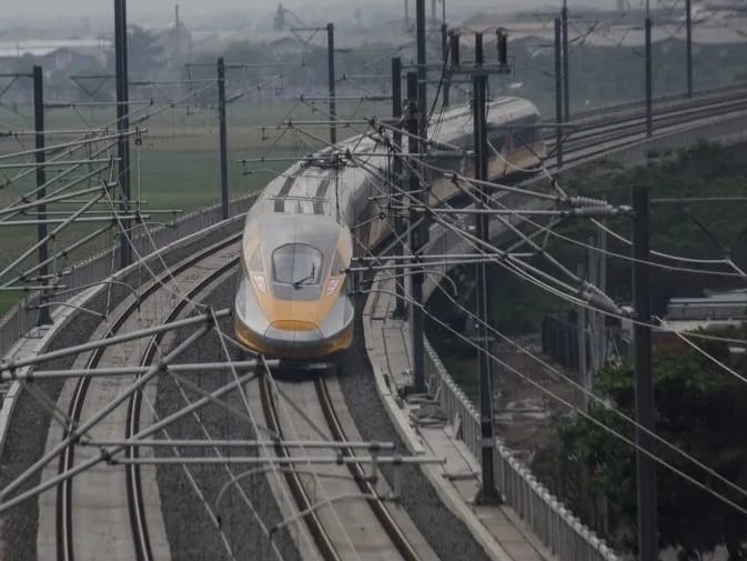 Rangkaian comprehensive inspection train (CIT) Kereta Cepat menjalani persiapan untuk uji coba dinamis di jalur Tegalluar, Kabupaten Bandung, Jawa Barat, Selasa (15/11/2022). Foto: ANTARA/Novrian Arbi/nz