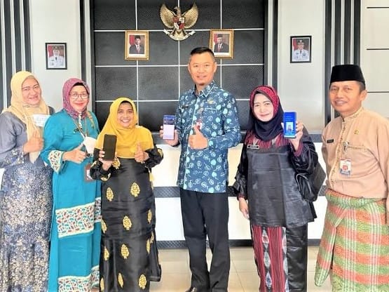 Pemerintah Kota (pemko) Tanjungpinang mengimplementasikan identitas kependudukan digital (IKD) ke lingkungan ASN pemerintah Kota Tanjungpinang, mahasiswa, dan masyarakat. Foto: Kominfo Tanjungpinang