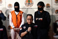 Penyelundup limbah Bahan Berbahaya Beracun (B3) berasal dari Malaysia berinisial W (30 tahun) diancam hukuman pidana penjara paling singkat lima tahun dan paling lama 15 tahun. Foto: Biro Humas KLHK