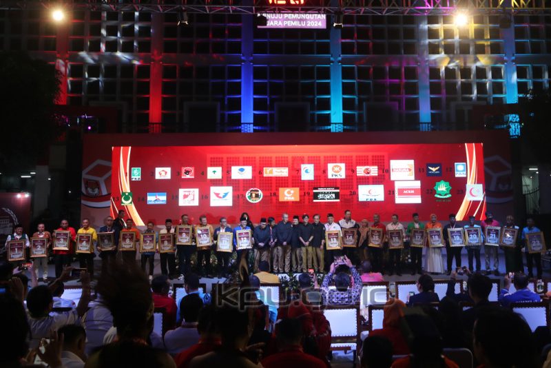 Rapat Pleno Terbuka Pengundian dan Penetapan Nomor Urut Partai Politik Peserta Pemilihan Umum Tahun 2024, Rabu (14/12/2022) malam, di Halaman Gedung KPU, Jakarta. Foto: Humas KPU