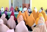 Wali Kota Tanjungpinang, Rahma bersama Badan Kontak Majelis Taklim (BKMT) Kecamatan Tanjungpinang Barat melaksanakan pengajian safari di Surau As Shafa Marwah, Teluk Keriting Tanjungpinang, Kepri, Jumat (23/12/2022). Foto: Kominfo Tanjungpinang
