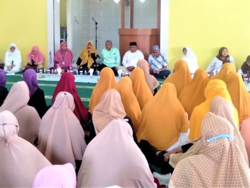 Wali Kota Tanjungpinang, Rahma bersama Badan Kontak Majelis Taklim (BKMT) Kecamatan Tanjungpinang Barat melaksanakan pengajian safari di Surau As Shafa Marwah, Teluk Keriting Tanjungpinang, Kepri, Jumat (23/12/2022). Foto: Kominfo Tanjungpinang 