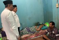 Gubernur Ansar saat berkunjung kerumah nenek Sri. Foto: Diskominfo Kepri 