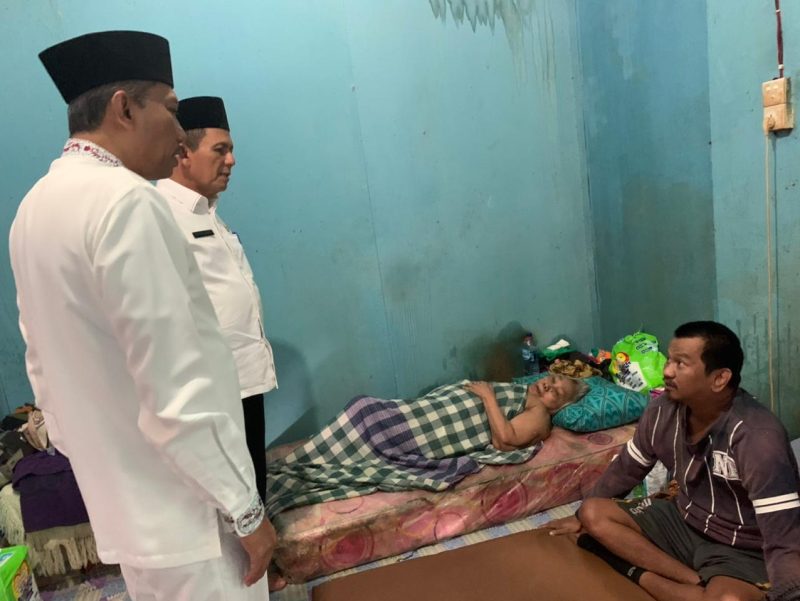 Gubernur Ansar saat berkunjung kerumah nenek Sri. Foto: Diskominfo Kepri 