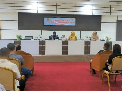 Wali Kota Tanjungpinang Rahma menghadiri rapat forum RT/RW Kelurahan Tanjungpinang Kota yang dilaksanakan di aula kantor Kelurahan setempat, Selasa (6/12/2022). Foto: Kominfo Tanjungpinang 