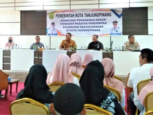 Wakil Wali Kota (wawako) Tanjungpinang, Endang Abdullah buka sosialisasi pemahaman hukum terhadap aparatur pemerintah kecamatan dan kelurahan di kota Tanjungpinang. Kegiatan berlangsung, di aula kantor kelurahan Tanjungpinang Kota, Provinsi Kepri, Rabu (21/12/2022). Foto: Kominfo Tanjungpinang 
