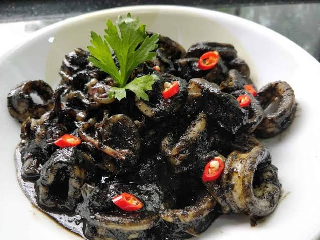 Sotong masak hitam. Foto: Nasser's Kitchen
