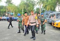 Wakil Wali Kota Tanjungpinang Endang Abdullah bersama Kapolresta Tanjungpinang Kombes Pol Heribertus Ompusunggu memimpin apel gelar pasukan Operasi Lilin 2022 di lapangan Pamedan Ahmad Yani Tanjungpinang, Kepulauan Riau, Kamis (22/12/2022). Foto: Kominfo Tanjungpinang