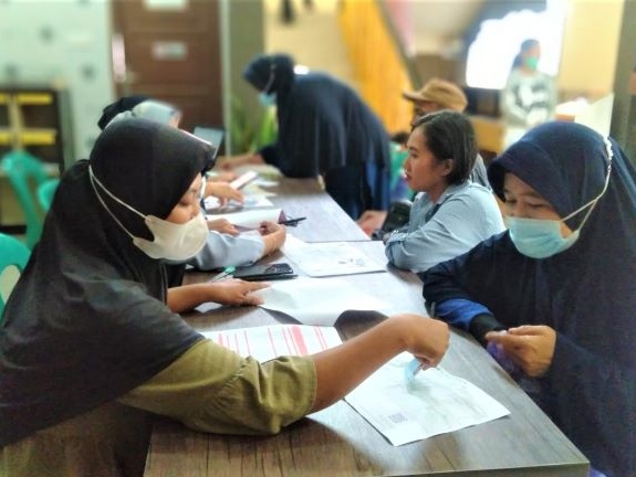 Penyaluran bantuan langsung tunai (BLT) pengendalian dampak inflasi telah disalurkan kepada keluarga pra sejahtera dan nelayan di Kota Tanjungpinang. Foto: Kominfo Tanjungpinang 