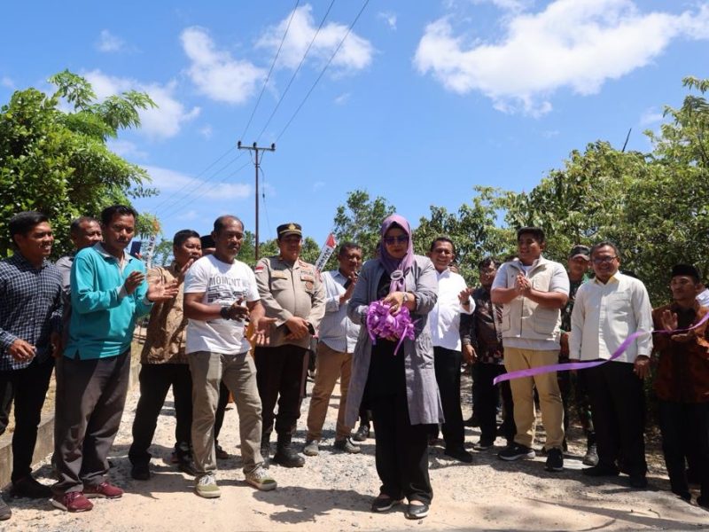 Pemotongan pita oleh Ketua TP-PKK Provinsi Kepri Hj. Dewi Kumalasari Ansar. Foto: Diskominfo Kepri 