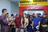 Awali 2023, Pemerintah Kota (pemko) Tanjungpinang menyambut kedatangan perdana wisatawan mancanegara (wisman), di pelabuhan Internasional Sri Bintan Pura (SBP) Tanjungpinang, Kepri, Minggu (1/1/2023). Foto: Kominfo Tanjungpinang