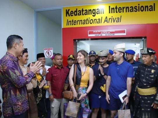 Awali 2023, Pemerintah Kota (pemko) Tanjungpinang menyambut kedatangan perdana wisatawan mancanegara (wisman), di pelabuhan Internasional Sri Bintan Pura (SBP) Tanjungpinang, Kepri, Minggu (1/1/2023). Foto: Kominfo Tanjungpinang 