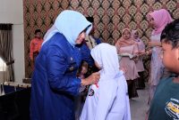 Selasa (3/1/2023), di aula SMPN 4 Tanjungpinang, Kepri, Wali Kota, Rahma kembali menyerahkan secara simbolis pakaian seragam sekolah gratis kepada perwakilan siswa-siswi SD dan SMP. Foto: Kominfo Tanjungpinang