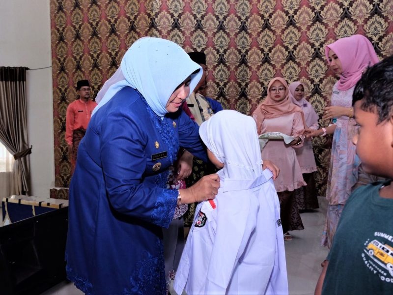 Selasa (3/1/2023), di aula SMPN 4 Tanjungpinang, Kepri, Wali Kota, Rahma kembali menyerahkan secara simbolis pakaian seragam sekolah gratis kepada perwakilan siswa-siswi SD dan SMP. Foto: Kominfo Tanjungpinang 