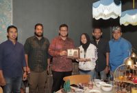 Presiden Majlis Belia Malaysia (MBM) Mohd Izzat Afifi Abdul Hamid memberikan kenang-kenangan kepada ketua DPD KNPI Kepri Dewi Socowati didampingi ketua BP KNPI Malaysia Tengku Adnan. Foto: INIKEPRI.COM