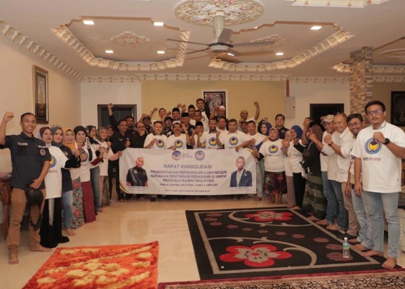 Ketua umum DPP GARPU Pietra M Paloh, Sekjen Husendro berfoto bersama pengurus Partai NasDem Malaysia dan perwakilan GARPU Malaysia. Foto: INIKEPRI.COM 