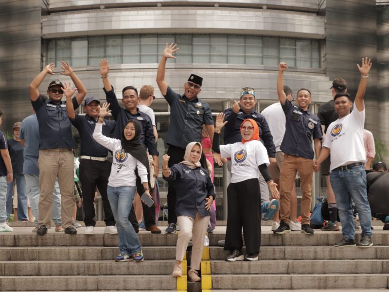 Pengurus DPP GARPU dan DPW Kepri berfoto bersama di KLCC Tower, Malaysia. Foto: INIKEPRI.COM 