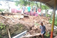 Gempa bumi dengan magnitudo (M)7,5 berdampak pada kerusakan sejumlah rumah warga di Kabupaten Kepulauan Tanimbar, Provinsi Maluku pada Selasa (10/1/2023) pukul 00.47 WIB atau 02.47 waktu setempat. Foto: Dok. BNPB