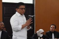 Terdakwa Ferdy Sambo (kedua kiri) memberi salam sebelum dimulainya sidang lanjutan kasus pembunuhan berencana terhadap Brigadir Nopriansyah Yosua Hutabarat di Pengadilan Negeri Jakarta Selatan, Jakarta, Selasa (10/1/2023). Sidang tersebut beragenda pemeriksaan terdakwa Ferdy Sambo yang merupakan mantan Kepala Divisi Profesi dan Pengamanan (Kadiv Propam) Polri. Foto: ANTARA/Indrianto Eko Suwarso/aww.