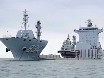 China meluncurkan kapal Yinmahu yang berfungsi sebagai kapal induk pengangkut kapal perang. Foto: SCMP/Bulgarian Military