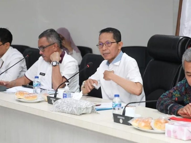 Wakil Wali Kota Batam sekaligus Ketua Tim Pengentasan Kemiskinan Kota Batam, Amsakar Achmad memimpin Rapat Koordinasi Percepatan Penanggulangan Kemiskinan, di Kantor Wali Kota Batam, Rabu 11 Januari 2023. Foto:INIKEPRI.COM