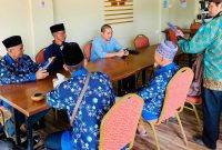 Tokoh pemuda hinterland Muhamad Kadri S.HI MH, besembang dengan tokoh masyarakat dan agama dari Pulau Pecung, Belakangpadang, di salah satu cafe di bilangan Tiban, Sekupang, Kota Batam, Kamis 12 Januari 2023. Foto: INIKEPRI.COM 