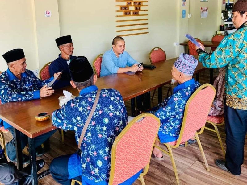 Tokoh pemuda hinterland Muhamad Kadri S.HI MH, besembang dengan tokoh masyarakat dan agama dari Pulau Pecung, Belakangpadang, di salah satu cafe di bilangan Tiban, Sekupang, Kota Batam, Kamis 12 Januari 2023. Foto: INIKEPRI.COM 