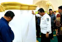 Gubernur Ansar saat meninjau progres terkini revitalisasi Masjid Raya Sultan Riau, Penyengat. Foto: Diskominfo Kepri 