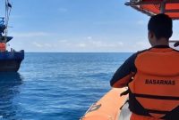 Petugas SAR saat melakukan koordinasi kepada nelayan dalam oprasi pencarian MV DAI CAT 06 yang hilang di laut Natuna, Kepri, Kamis (12/1/2023). Foto: ANTARA/Cherman
