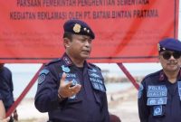 Direktur Jenderal Pengawasan Sumber Daya Kelautan dan Perikanan, Laksamana Muda TNI Dr Adin Nurawaluddin, saat berada di kawasan proyek pembangunan dermaga yang bermasalah. Foto: ANTARA/HO-Humas PSDKP.