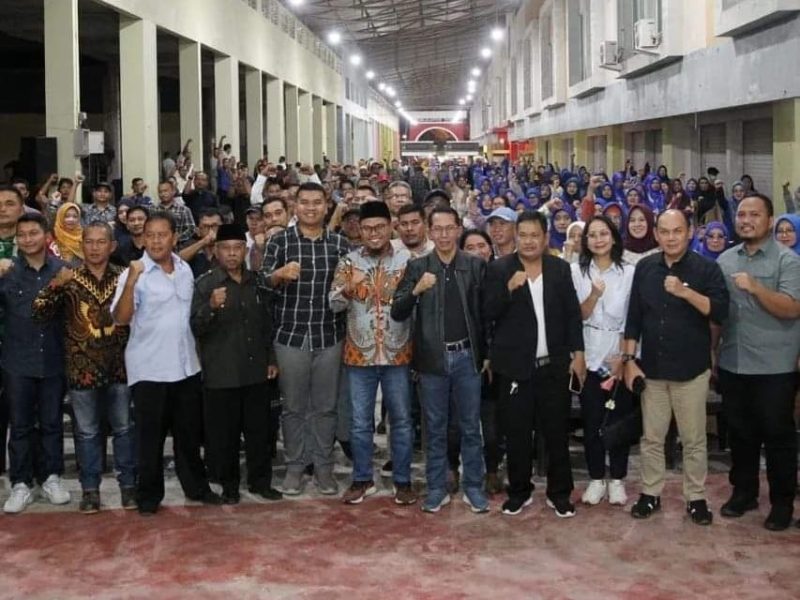 Wakil Wali Kota Batam Amsakar Achmad menghadiri Musyawarah Rencana Pembangunan (Musrenbang) tingkat Kelurahan Tembesi tahun 2023 digelar, Sabtu (14/1/2023) malam. Foto: MC Batam