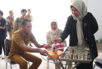 Hj. Dewi Kumalasari Ansar meninjau lokasi Sterilisasi Produk untuk UMKM. Foto:Diskominfo Kepri 