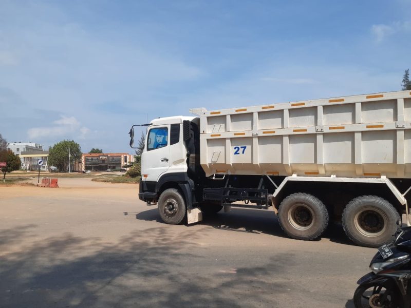 Truk pengangkut tanah yang lalu lalang di jalan Ocarina menuju Bengkong. Foto: INIKEPRI.COM 