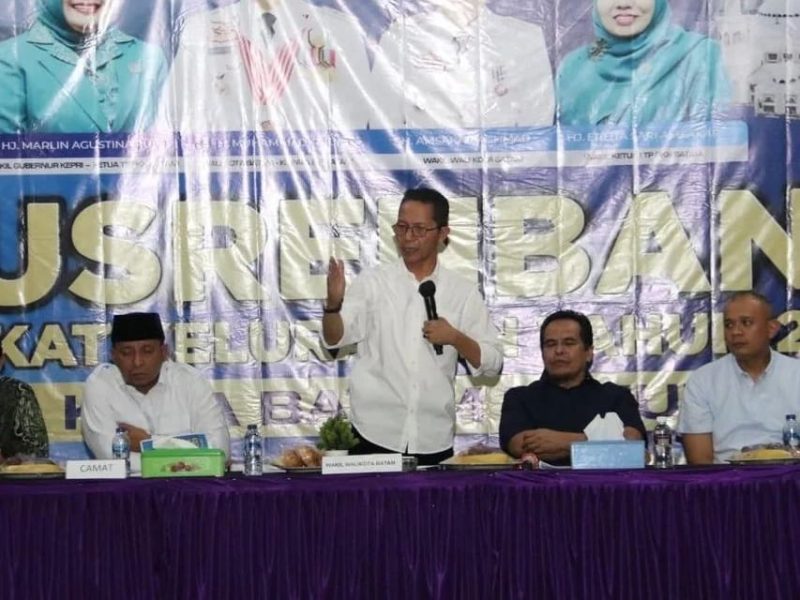 Wakil Wali Kota Batam, Amsakar Achmad menghadiri langsung kegiatan musyawarah rencana pembangunan (Musrenbang) di tingkat Kelurahan Bukit Tempayan, Selasa (17/1/2022) malam. Foto: MC Batam
