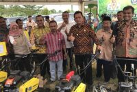 Pemerintah Provinsi (Pemprov) Kepulauan Riau (Kepri) menyalurkan bantuan berupa alat pendukung pertanian serta perikanan kepada kelompok tani dan nelayan di Kota Batam, Rabu 18 Januari 2023. Foto: ANTARA 