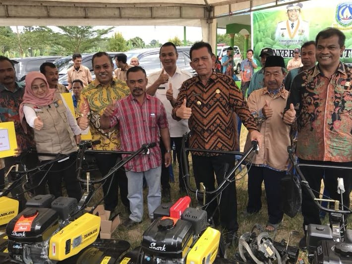 Pemerintah Provinsi (Pemprov) Kepulauan Riau (Kepri) menyalurkan bantuan berupa alat pendukung pertanian serta perikanan kepada kelompok tani dan nelayan di Kota Batam, Rabu 18 Januari 2023. Foto: ANTARA