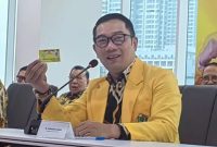 Gubernur Jawa Barat Ridwan Kamil usai resmi bergabung sebagai kader Partai Golkar dengan posisi Wakil Ketua Umum Bidang Penggalangan Pemilih dan 